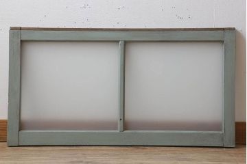 オリーブグリーンペイントの小さなガラス戸(窓)