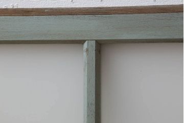 オリーブグリーンペイントの小さなガラス戸(窓)