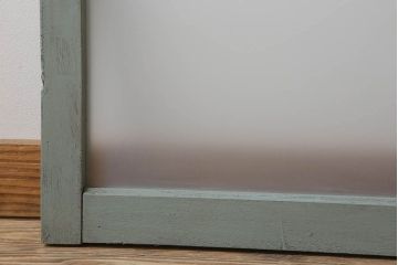 オリーブグリーンペイントの小さなガラス戸(窓)