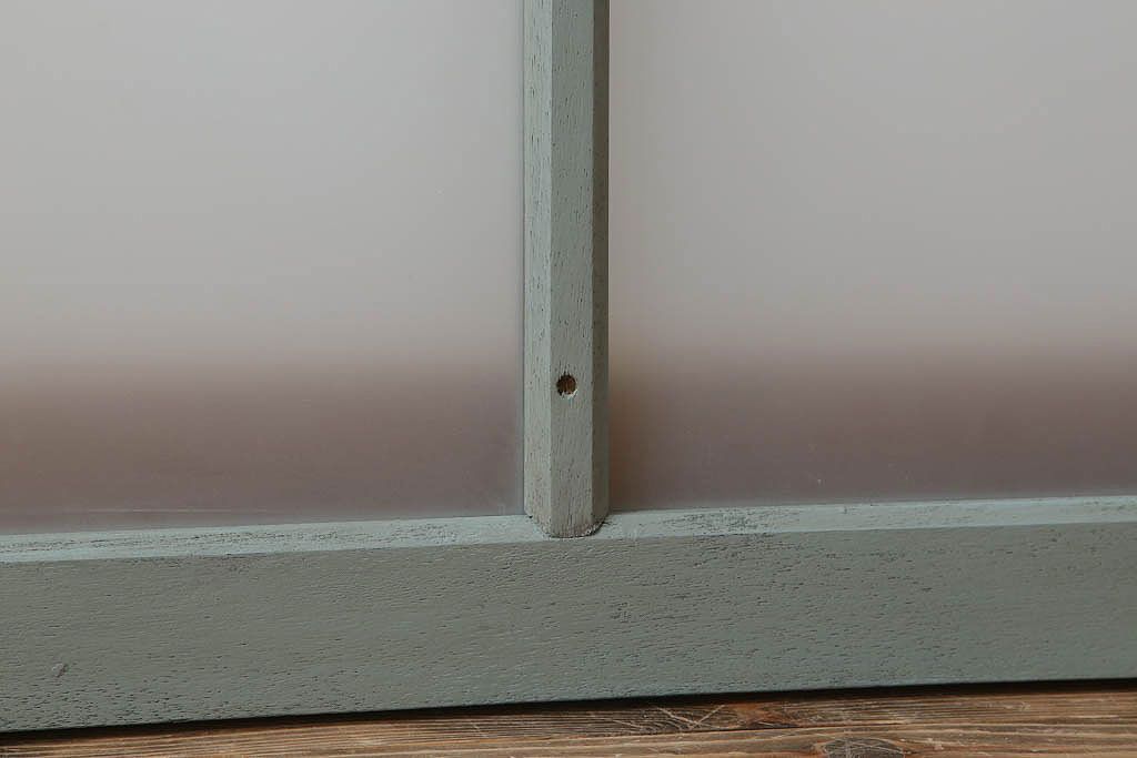 オリーブグリーンペイントの小さなガラス戸(窓)