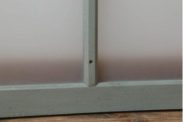 オリーブグリーンペイントの小さなガラス戸(窓)