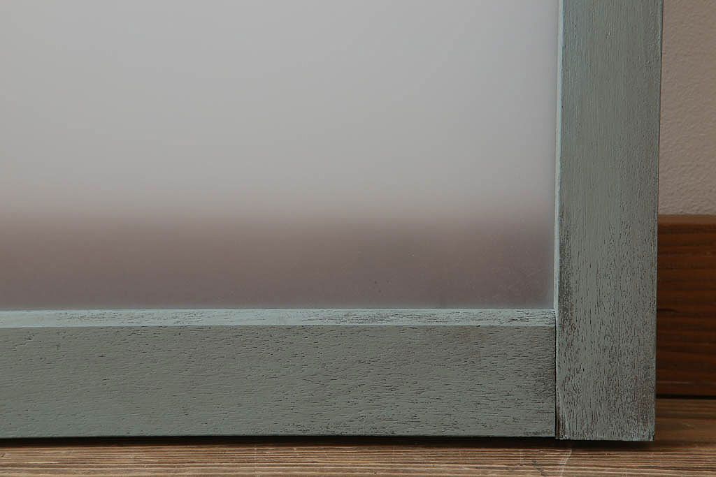 オリーブグリーンペイントの小さなガラス戸(窓)