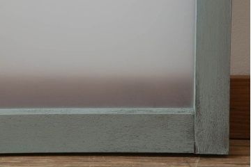 オリーブグリーンペイントの小さなガラス戸(窓)