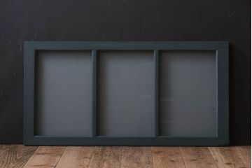 アンティークペイントの小さな明り取り(窓)