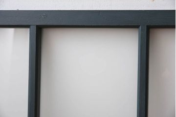 アンティークペイントの小さな明り取り(窓)