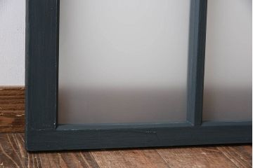 アンティークペイントの小さな明り取り(窓)