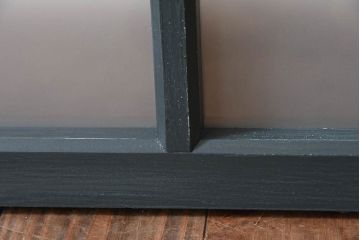 アンティークペイントの小さな明り取り(窓)