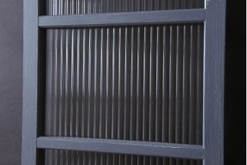 ダークグレーペイントの縦型明り取り(窓)