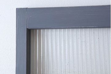 ダークグレーペイントの縦型明り取り(窓)