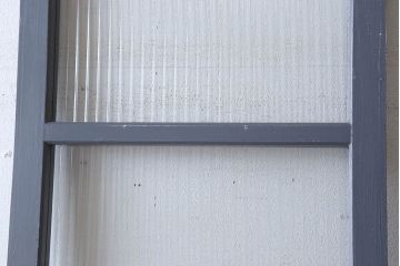 ダークグレーペイントの縦型明り取り(窓)