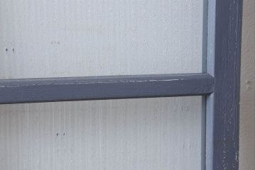 ダークグレーペイントの縦型明り取り(窓)