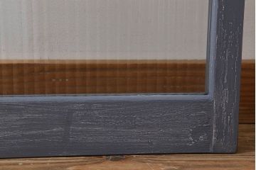 ダークグレーペイントの縦型明り取り(窓)