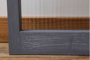 ダークグレーペイントの縦型明り取り(窓)