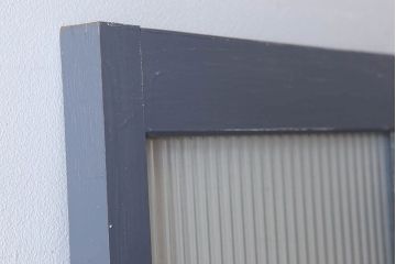 ダークグレーペイントの縦型明り取り(窓)