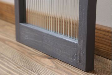 ダークグレーペイントの縦型明り取り(窓)