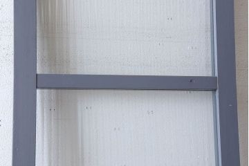 ダークグレーペイントの縦型明り取り(窓)