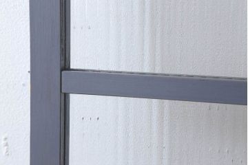 ダークグレーペイントの縦型明り取り(窓)