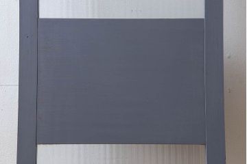 ダークグレーペイントの縦型明り取り(窓)