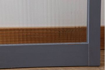 ダークグレーペイントの縦型明り取り(窓)