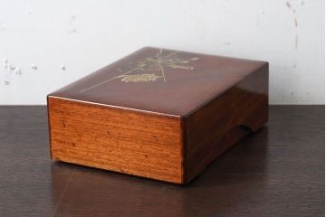 アンティーク雑貨　漆絵　楠木材製　漆塗りが美しい高級な木箱(小箱・収納箱)