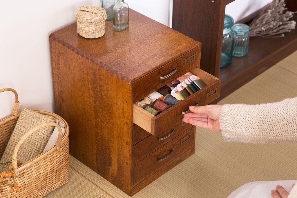 レトロ家具　ネームプレート付き!ナラ材製のレトロなアンティーク小引き出し