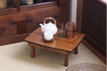 レトロ家具　小振りなサイズ!栓材製　レトロなアンティークちゃぶ台(飾り台)