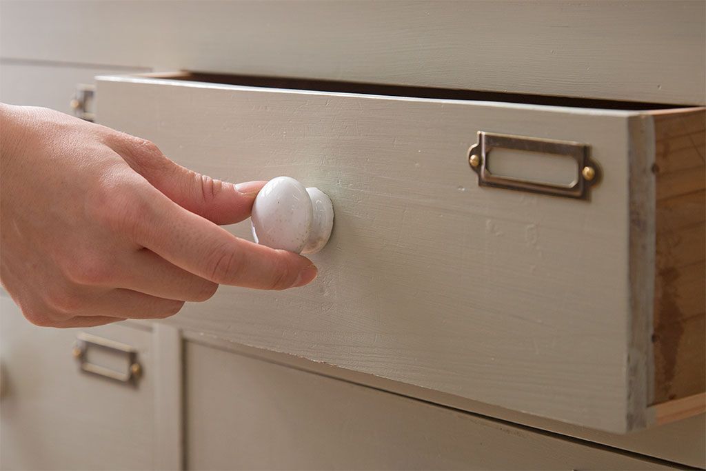 アンティーク家具　ホワイトオーク天板　ネームプレート付き!25杯引き出しのペイントサイドボード