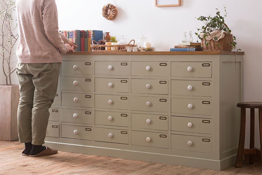 アンティーク家具　ホワイトオーク天板　ネームプレート付き!25杯引き出しのペイントサイドボード