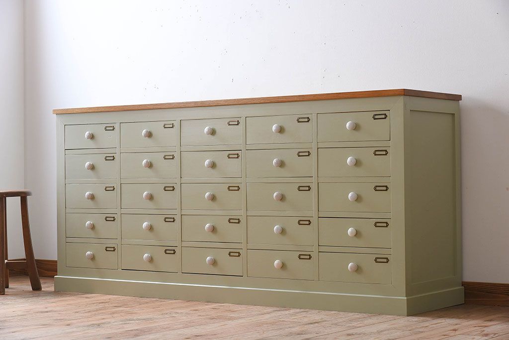 アンティーク家具　ホワイトオーク天板　ネームプレート付き!25杯引き出しのペイントサイドボード