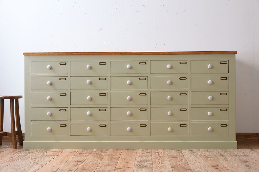 アンティーク家具　ホワイトオーク天板　ネームプレート付き!25杯引き出しのペイントサイドボード