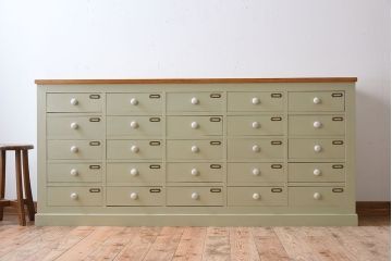 アンティーク家具　ホワイトオーク天板　ネームプレート付き!25杯引き出しのペイントサイドボード