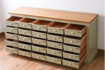 アンティーク家具　ホワイトオーク天板　ネームプレート付き!25杯引き出しのペイントサイドボード