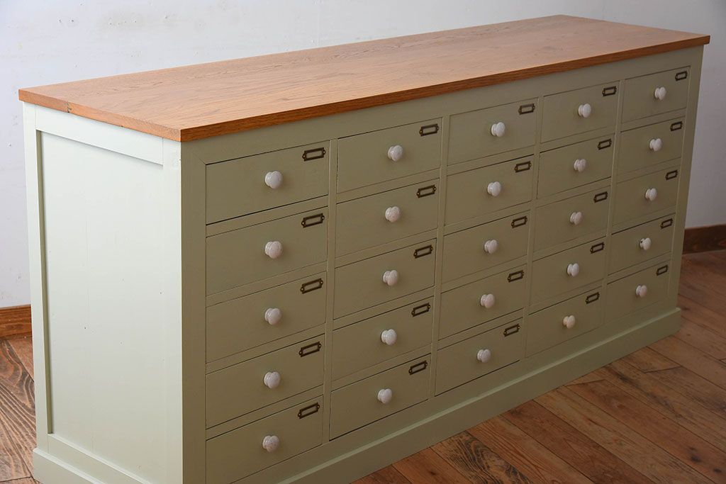 アンティーク家具　ホワイトオーク天板　ネームプレート付き!25杯引き出しのペイントサイドボード