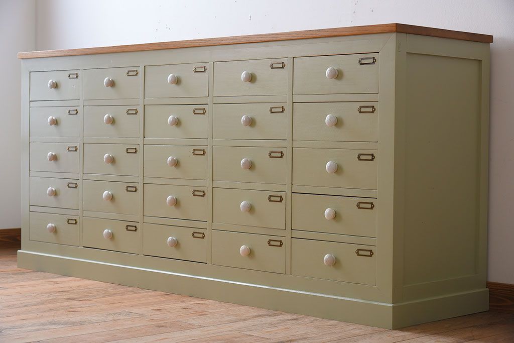 アンティーク家具　ホワイトオーク天板　ネームプレート付き!25杯引き出しのペイントサイドボード