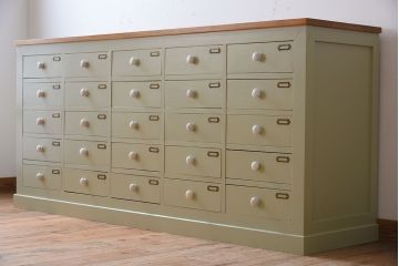 アンティーク家具　ホワイトオーク天板　ネームプレート付き!25杯引き出しのペイントサイドボード