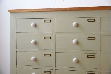 アンティーク家具　ホワイトオーク天板　ネームプレート付き!25杯引き出しのペイントサイドボード