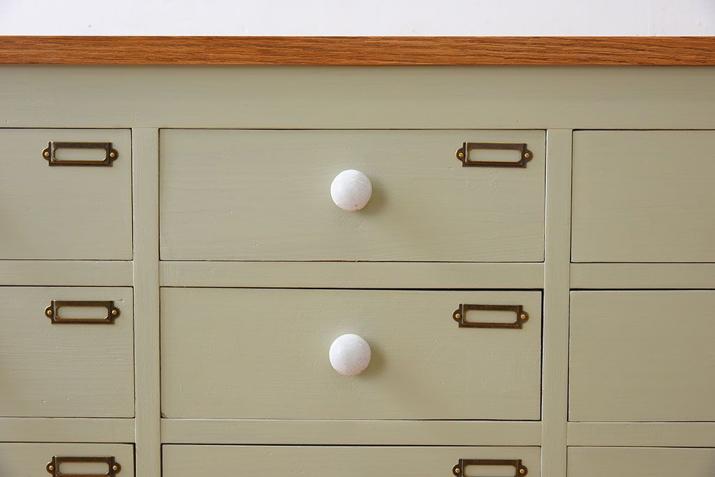 アンティーク家具　ホワイトオーク天板　ネームプレート付き!25杯引き出しのペイントサイドボード