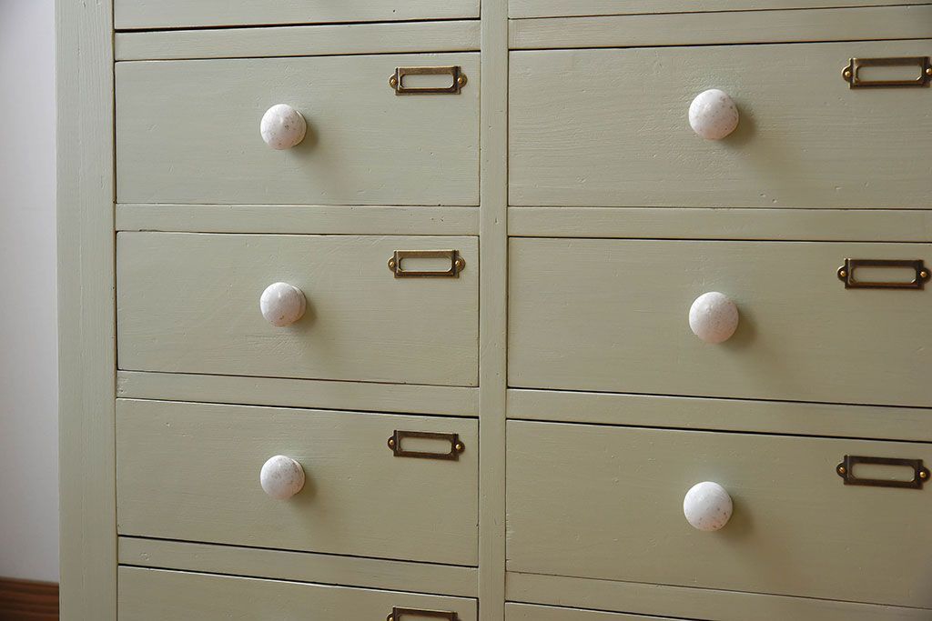 アンティーク家具　ホワイトオーク天板　ネームプレート付き!25杯引き出しのペイントサイドボード