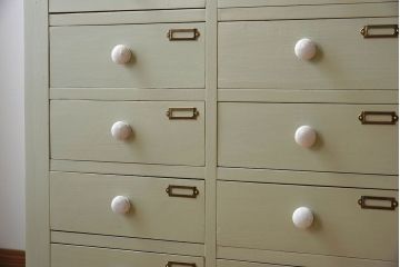 アンティーク家具　ホワイトオーク天板　ネームプレート付き!25杯引き出しのペイントサイドボード