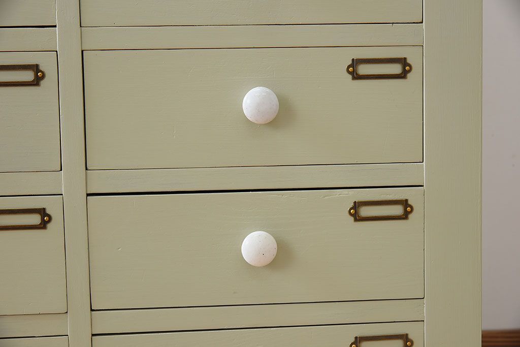 アンティーク家具　ホワイトオーク天板　ネームプレート付き!25杯引き出しのペイントサイドボード