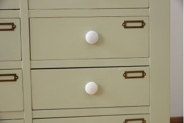 アンティーク家具　ホワイトオーク天板　ネームプレート付き!25杯引き出しのペイントサイドボード