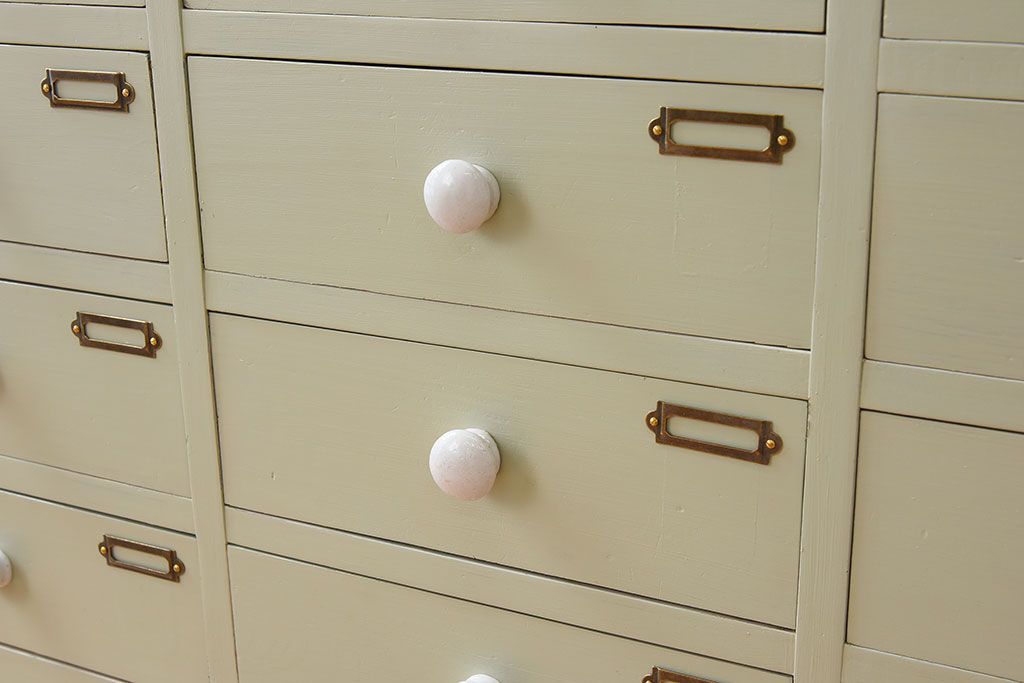 アンティーク家具　ホワイトオーク天板　ネームプレート付き!25杯引き出しのペイントサイドボード