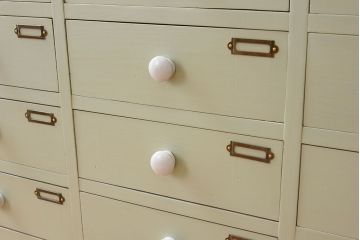 アンティーク家具　ホワイトオーク天板　ネームプレート付き!25杯引き出しのペイントサイドボード