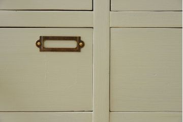 アンティーク家具　ホワイトオーク天板　ネームプレート付き!25杯引き出しのペイントサイドボード