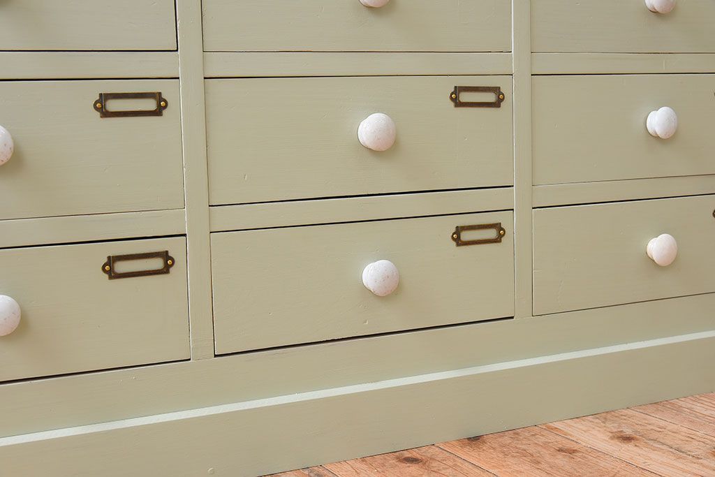 アンティーク家具　ホワイトオーク天板　ネームプレート付き!25杯引き出しのペイントサイドボード