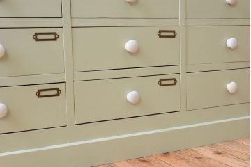 アンティーク家具　ホワイトオーク天板　ネームプレート付き!25杯引き出しのペイントサイドボード