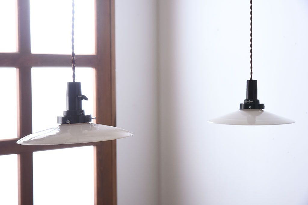 白いガラス製　古い平笠のレトロな天井照明2つセット