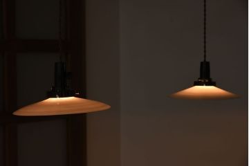 白いガラス製　古い平笠のレトロな天井照明2つセット