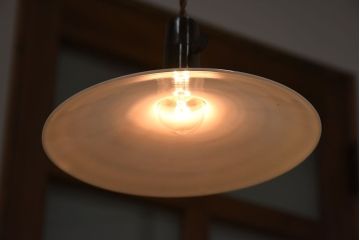 白いガラス製　古い平笠のレトロな天井照明2つセット