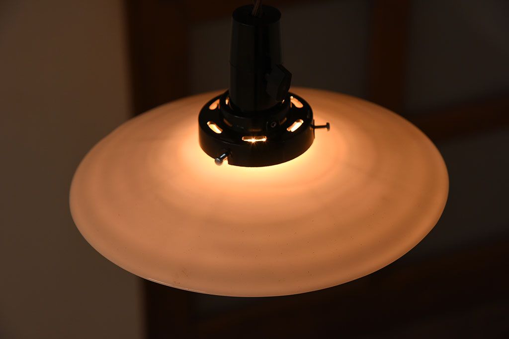 白いガラス製　古い平笠のレトロな天井照明2つセット